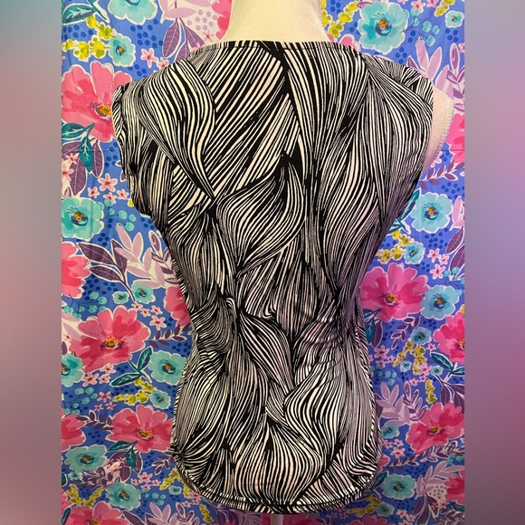 💕3 for $20💕 Black and white patterned blouse - Picture 2 of 6